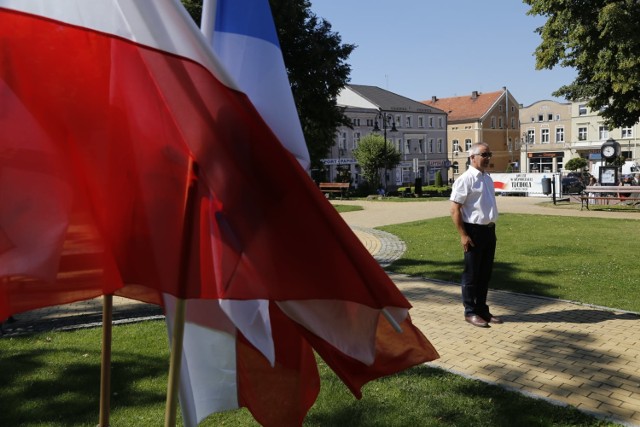 Burmistrz Tadeusz Kowalski złożył wiązankę kwiatów na tucholskim rynku przy pomniku Matki Boskiej Królowej Korony Polskiej