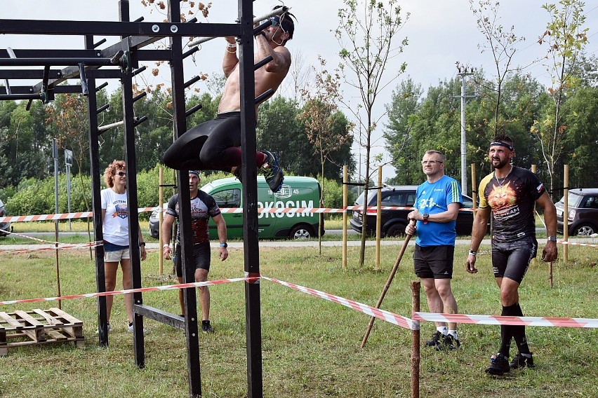 Trzcianka. Około trzydzieści przeszkód na dystansie 10 km w biegu Wolf Race 2021. Obejrzyjcie zdjęcia