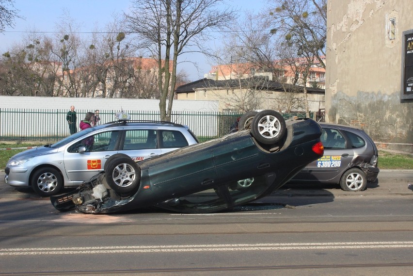 Na Łagiewnickiej w Łodzi dachował Ford Mondeo
