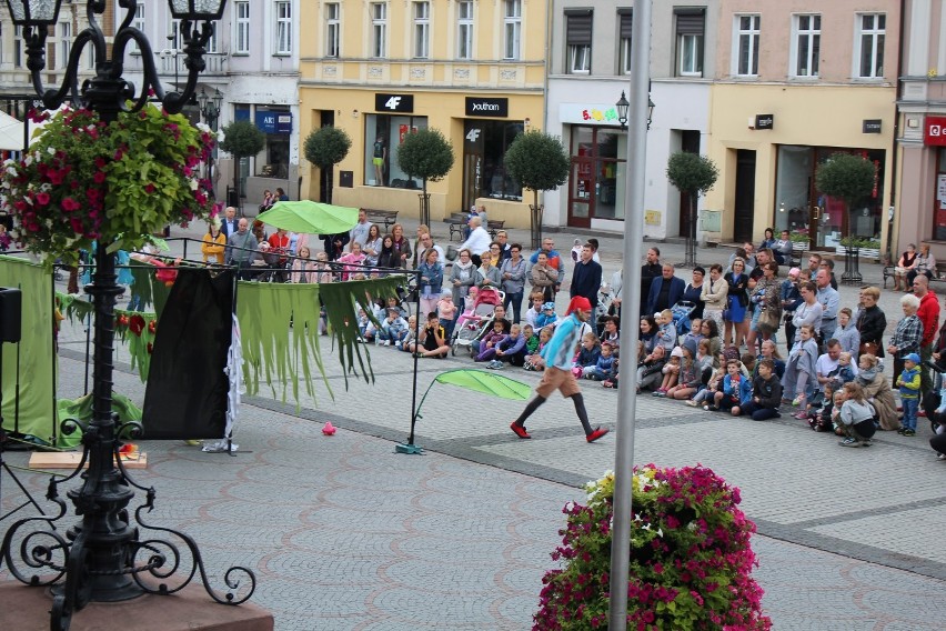 KROTOSZYN: Teatr w małym mieście na krotoszyńskim rynku. Dwa wspaniałe spektakle umiliły czas mieszkańcom [ZDJĘCIA]