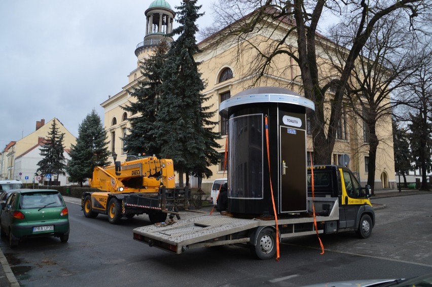 Rawicz. Po miesiącach oczekiwania w końcu na miejscu. Trwa montaż toalety przy ulicy Ignacego Buszy [ZDJĘCIA]