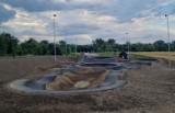 Stary Sącz. Pumptrack prawie gotowy. Wszystko na to wskazuje, że będzie dostępny w te wakacje. Niektórzy już korzystają 