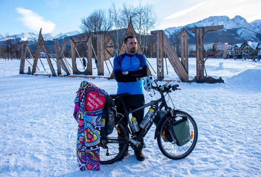 Zakopane. Na rowerze przemierza Polskę dookoła. Zbiera na Wielką Orkiestrę Świątecznej Pomocy 