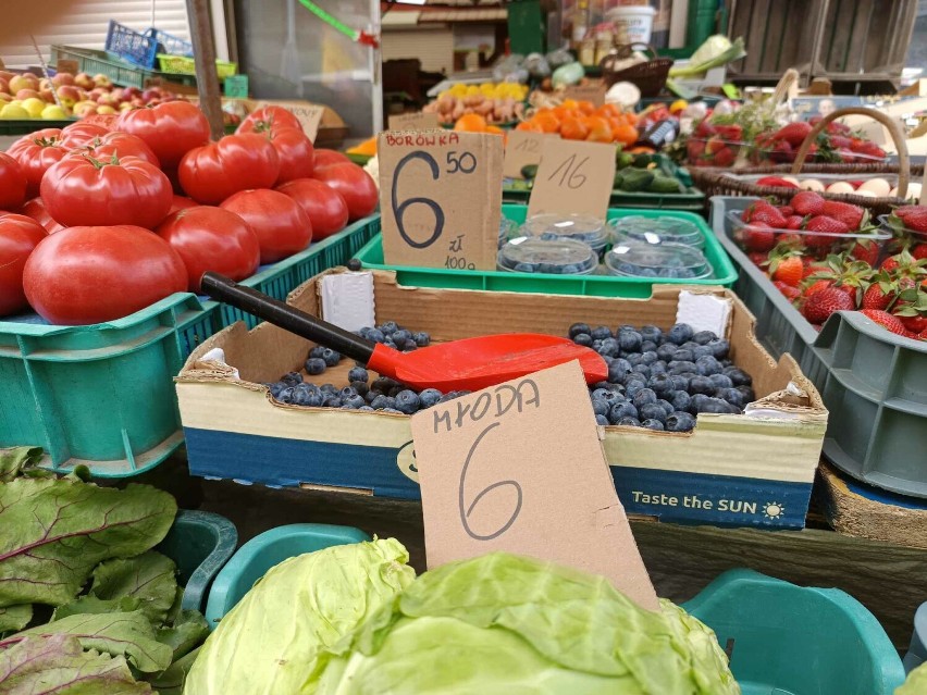Ceny warzyw i owoców na targu w Koninie. Są już pierwsze młode ziemniaki. Ile za ogórki, borówki i młodą kapustę? 