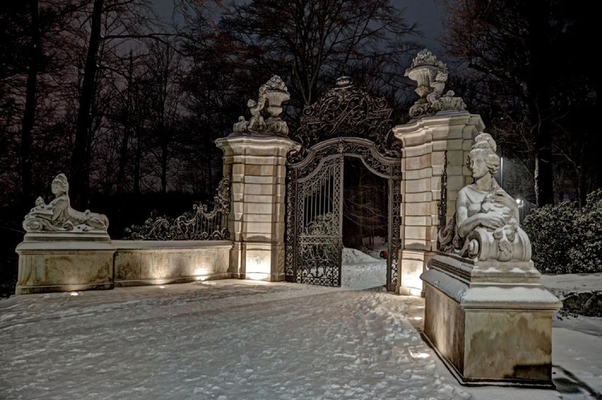 Iluminacja bramy parkowej przy zamku Książ w Wałbrzychu