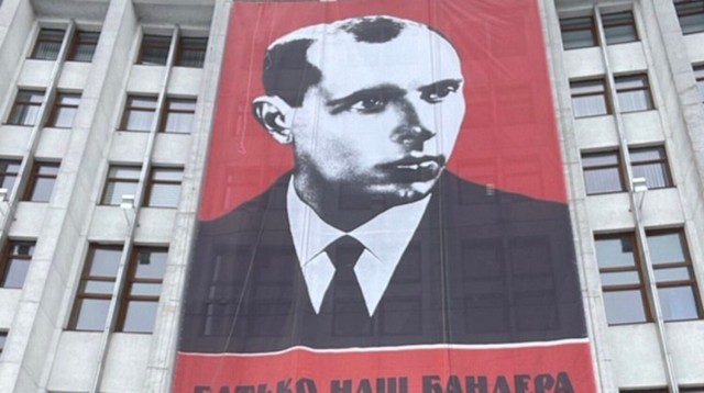 Portret Bandery na gmachu tarnopolskiej rady obwodowej