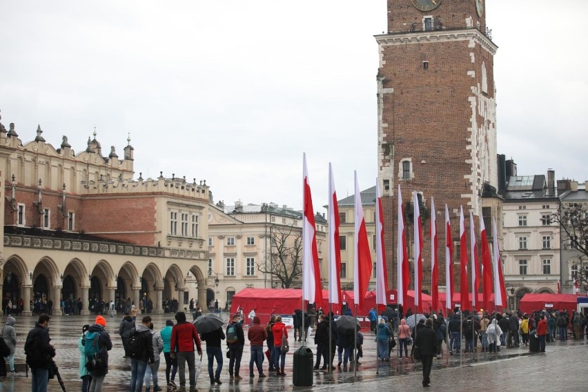 Kolejka do szczepień w trakcie majówki na krakowskim rynku