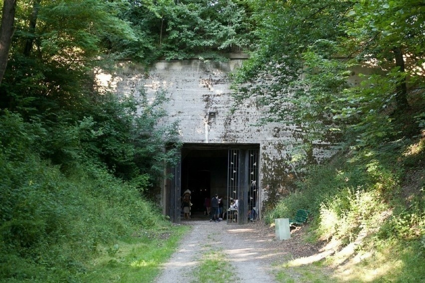Tunel schronowy znajduje się we wschodniej części Strzyżowa