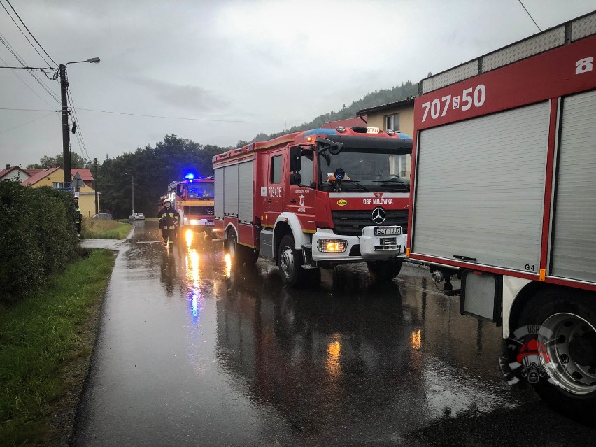 Wybuch i pożar budynku mieszkalnego w Kamesznicy. Ewakuowało się 7 osób [ZDJĘCIA]