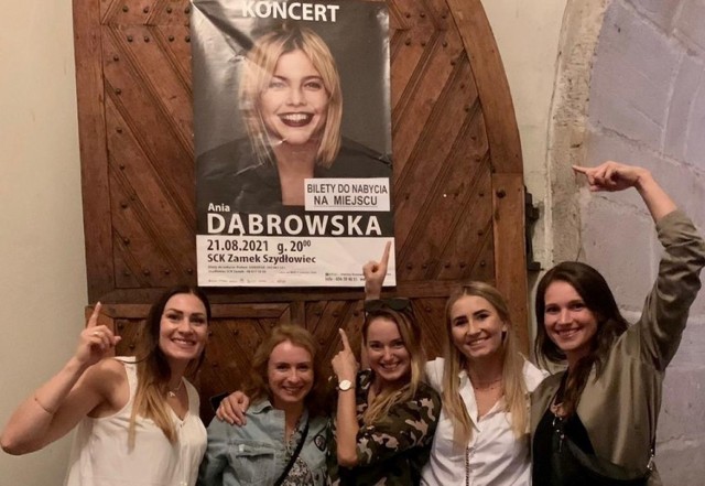 Siatkarki na koncercie Ani Dąbrowskiej
W Szydłowcu, w renesansowym zamku magnackim odbył się koncert Ani Dąbrowskiej bardzo znanej polskiej piosenkarka, kompozytorki, autorki tekstów i producentki muzycznej. Ania Dąbrowska jest laureatką dziewięciu Nagród Muzycznych „Fryderyków”. Na koncert wybrały się siatkarki zespołu TauronLigi, E. Lelcerc Moya Radomki Radom. Jak widać po twarzach były bardzo zadowolone. Na zdjęciu od prawej: Katarzyna Zaroślińska-Król, Agata Witkowska, Aleksandra Pasznik-Szczepańska, Kornelia Moskwa i Aleksandra Wójcik.
ZOBACZ ZDJĘCIA>>>