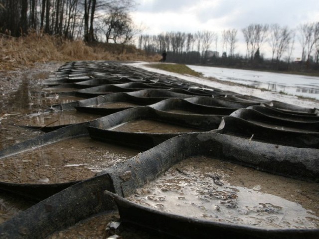 Tak wygląda ścieżka pieszo - rowerowa wokół zalewu w Kielcach. Jak iść czy jechać po takiej konstrukcji?