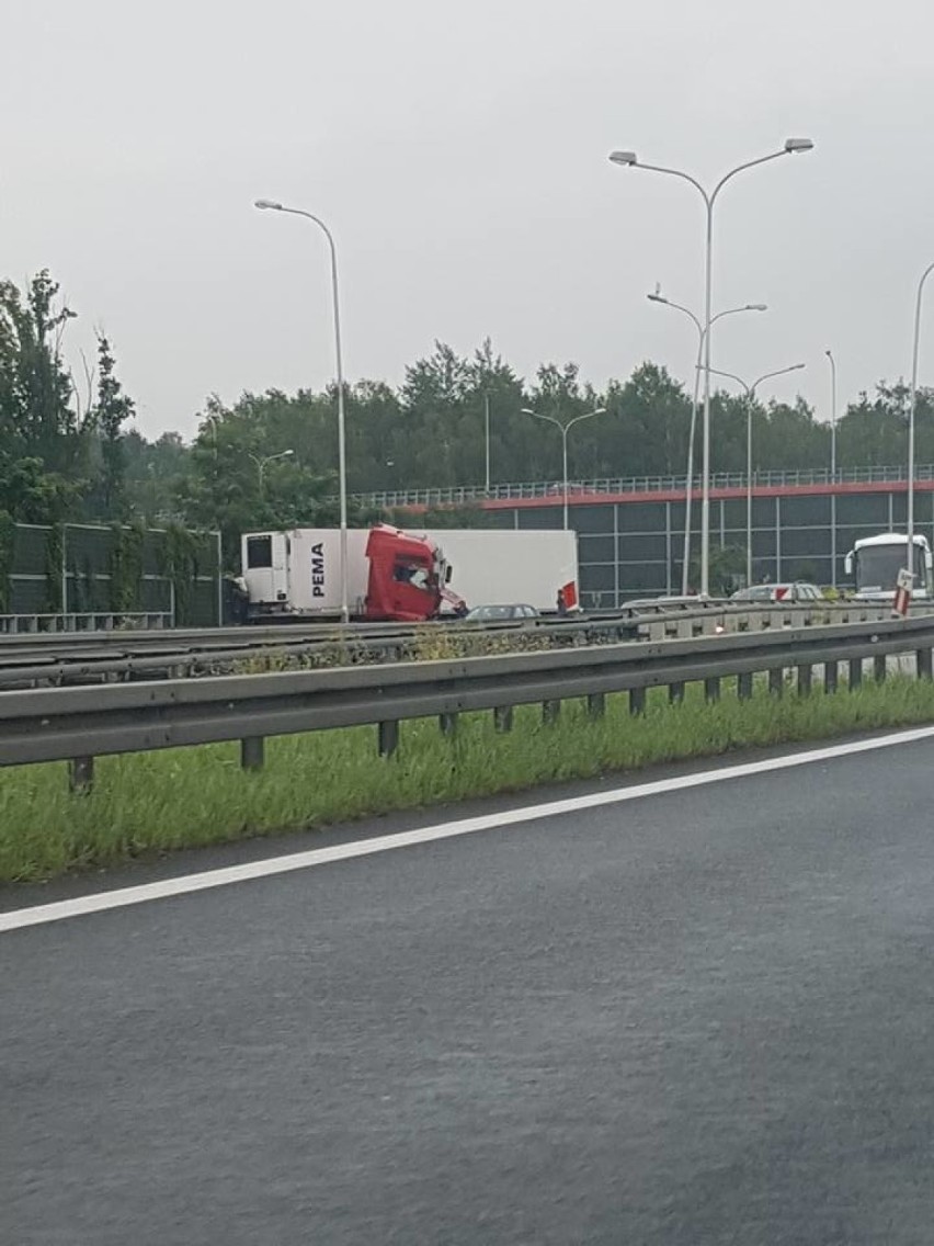 Na „zakręcie mistrzów” tir uderzył w barierki. Zablokowany zjazd na A4 w Katowicach