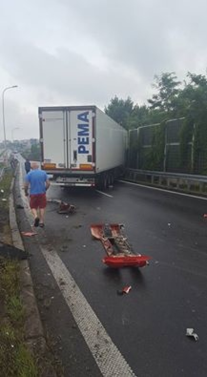Na „zakręcie mistrzów” tir uderzył w barierki. Zablokowany zjazd na A4 w Katowicach