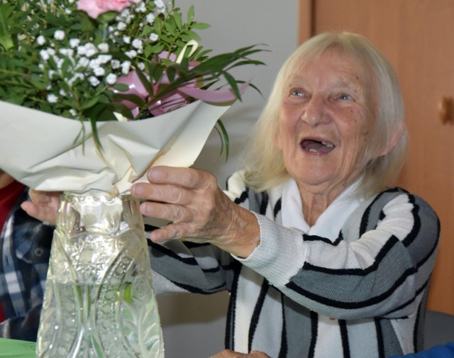 Pani Tereska to jedną z najstarszych mieszkanek w sandomierskiej placówce. Z okazji pani Tereska, bo tak zwracają się do niej pracownicy i mieszkańcy placówki otrzymała wspaniały tort i piękne bukiety kwiatów. Były także prezenty. Więcej na kolejnych zdjęciach.