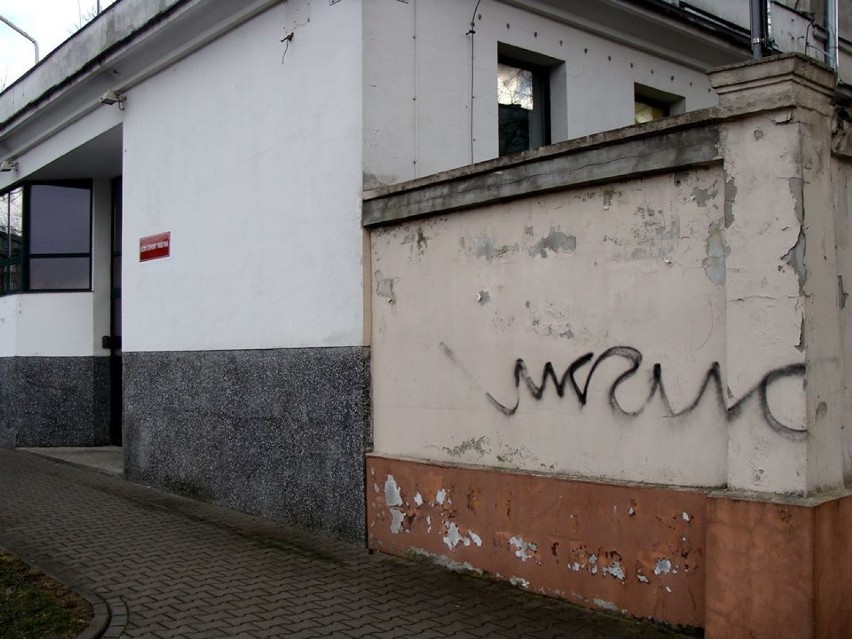 Jeden wandal pomazał sto budynków w kilka dni? "Kiedyś...