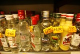 Raport o piciu alkoholu. Polacy piją coraz więcej. "Małpki" nas zwodzą ceną i objętością