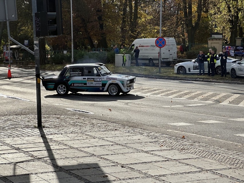 V Jurajski Super Sprint przejechał ulicami Częstochowy. Rajdowcy ścigali się u stóp Jasnej Góry - zobacz VIDEO