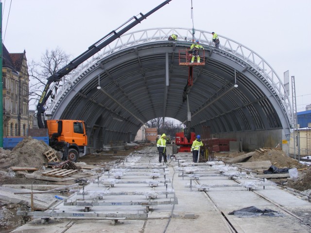 Na budowie linii PST tempo prac mocno ogranicza mróz. Pierwsze tramwaje mają jednak wjechać na nowy przystanek przy Dworcu Zachodnim  pod koniec czerwca