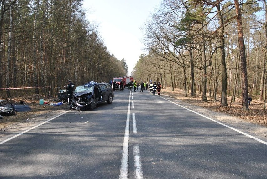 Groźny wypadek na drodze Spała - Inowłódz. Citroen zderzył się z toyotą. Sześć osób rannych