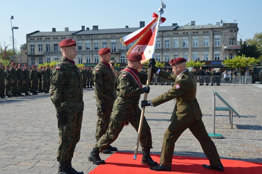 Przekazanie sztandaru dla 25. Batalionu Logistycznego wchodzącego w skład 25.  Brygady Kawalerii Powietrznej w Tomaszowie Maz. [FOTO, FILM]