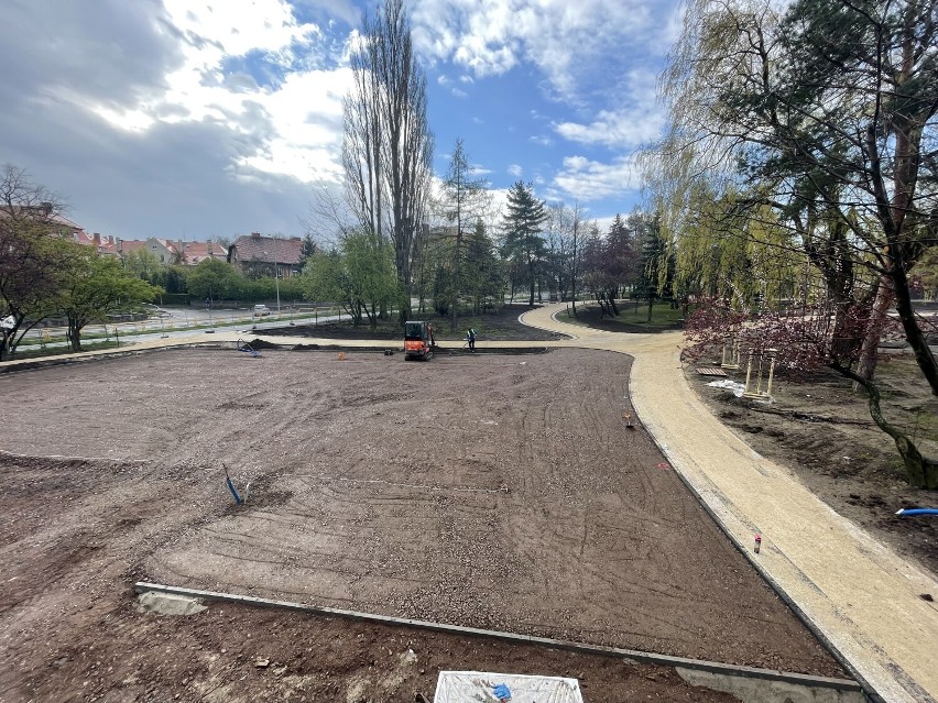 Park Sybiraków w Wałbrzychu na finiszu. Sprawdziliśmy, co dzieje się na placu budowy. Kiedy otwarcie? [ZDJĘCIA]