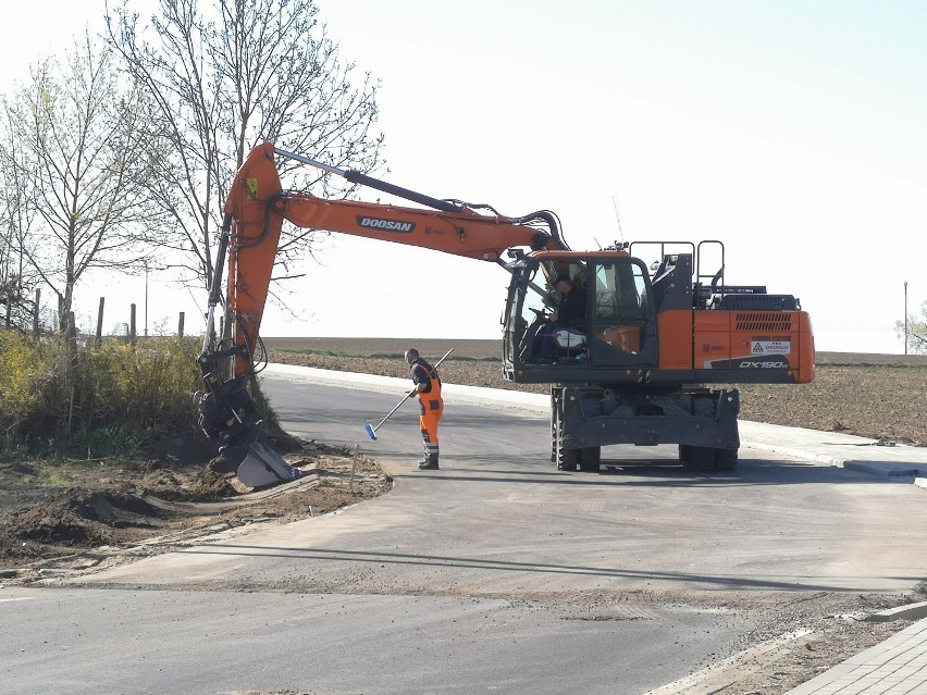 Trwa kolejny etap przebudowy drogi Dąbrówka Królewska - Gruta [zdjęcia]