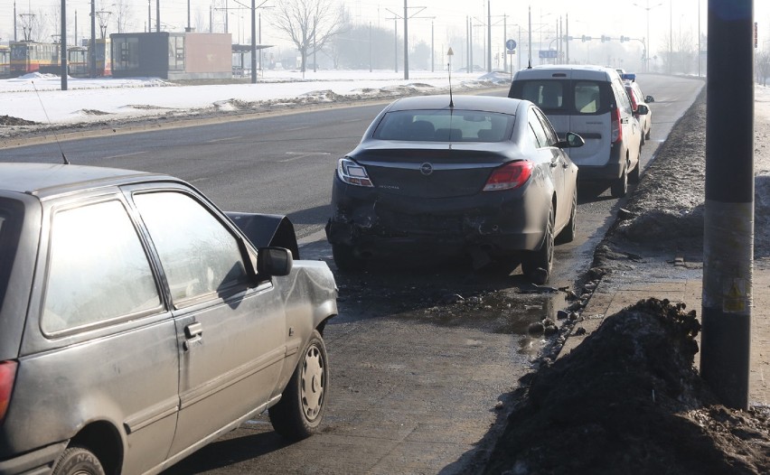 Wypadek radiowozu na Rokicińskiej. Ranni policjanci [ZDJĘCIA]