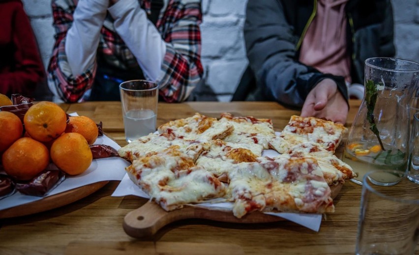 Akcja "Zostań Św. Mikołajem" z naszemiasto.pl. Mikołaj zaprosił dzieci na pizzę [zdjęcia]