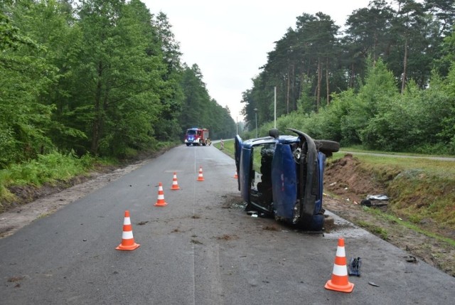 Badanie stanu trzeźwości wykazało, że kierująca citroenem była trzeźwa. U 22-letniego pasażera badanie wykazało 1,5 promila alkoholu w organizmie.