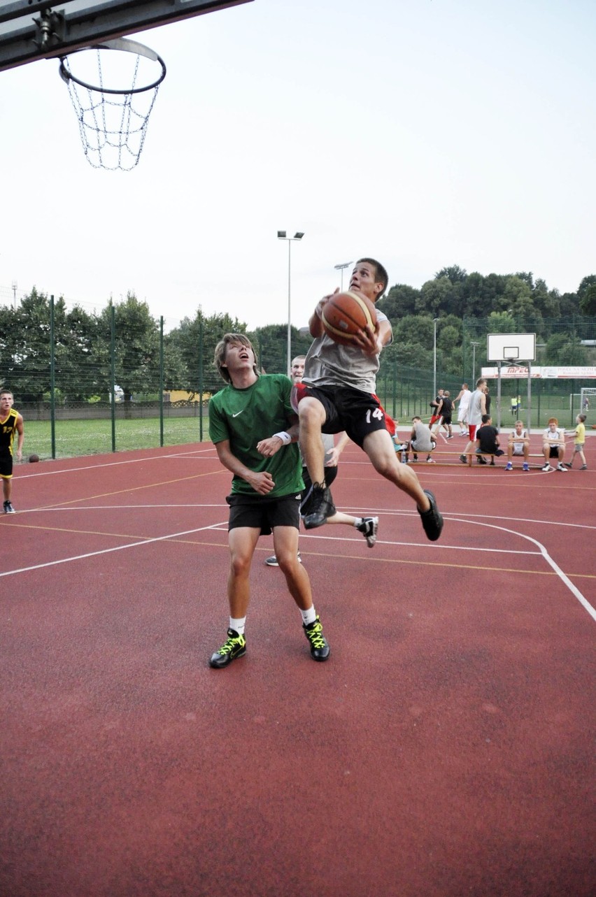 Kolejny nocny streetball pokazał że w Międzychodzie mamy wielu zapalonych koszykarzy