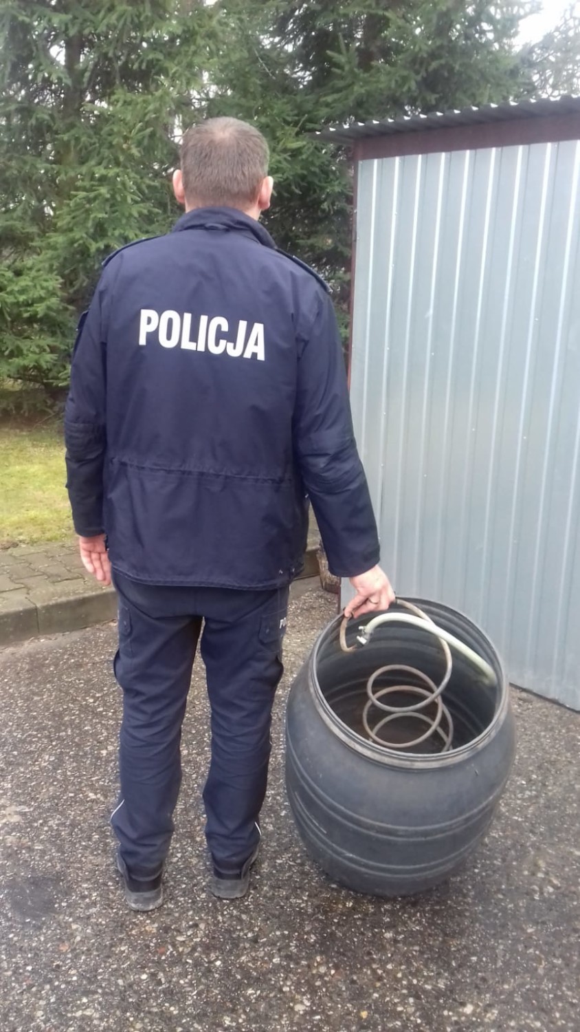 Policjanci z Piotrkowa zlikwidowali nielegalną bimbrownię...