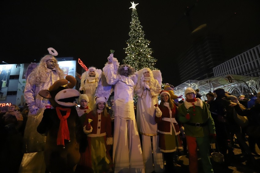 W sumie wzdłuż ul. Piotrkowskiej stanęło 40 mniejszych...