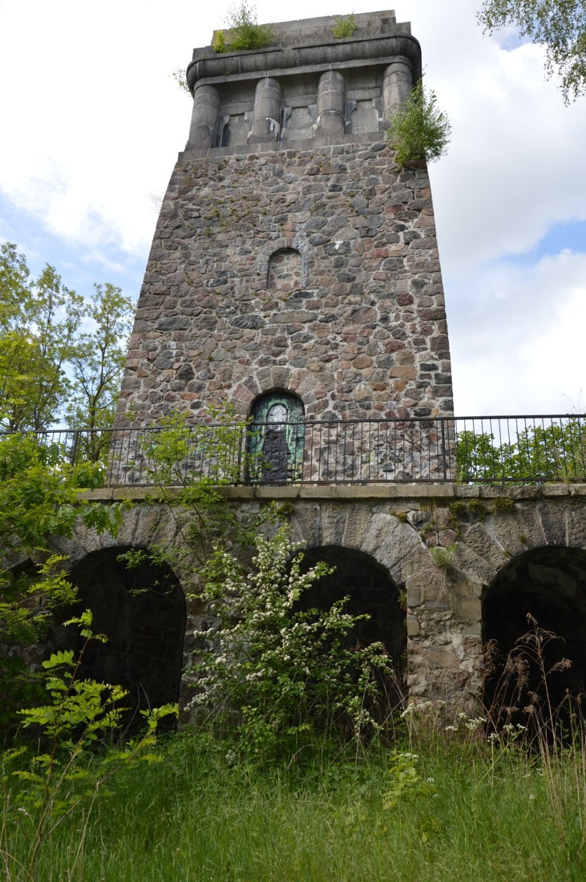 Wieża Bismarcka w Żaganiu jest coraz bardziej dewastowana....