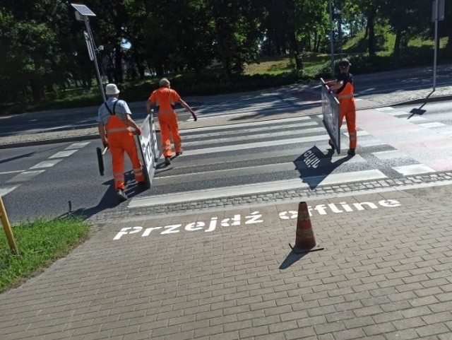 Przed wejściem na kilka przejścia dla pieszych w Grudziądzu pojawiły się grafiki "Przejdź offline" i symbole przekreślonego telefonu komórkowego