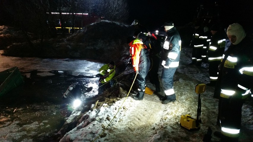 Rudniki: Traktor wpadł do stawu