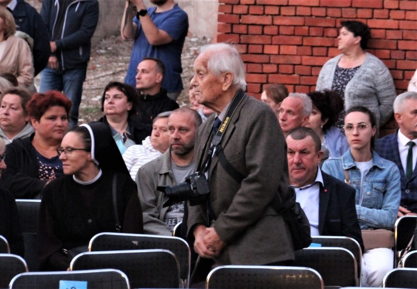 Na pierwszym planie (z aparatem fotograficznym) Stanisław...