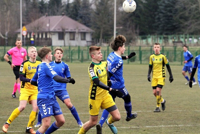 Na boisku na tarnobrzeskim Zwierzyńcu Siarka Tarnobrzeg U15 (żółte stroje) zmierzyła się z Sandecją Nowy Sącz U15