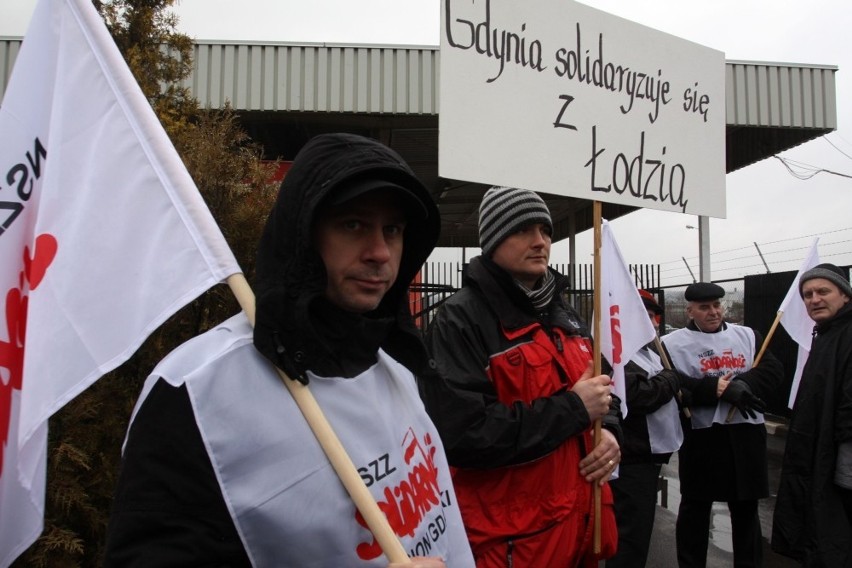 Pikieta przed zakładem Coca-Coli w Gdyni w obronie pracowników z Łodzi