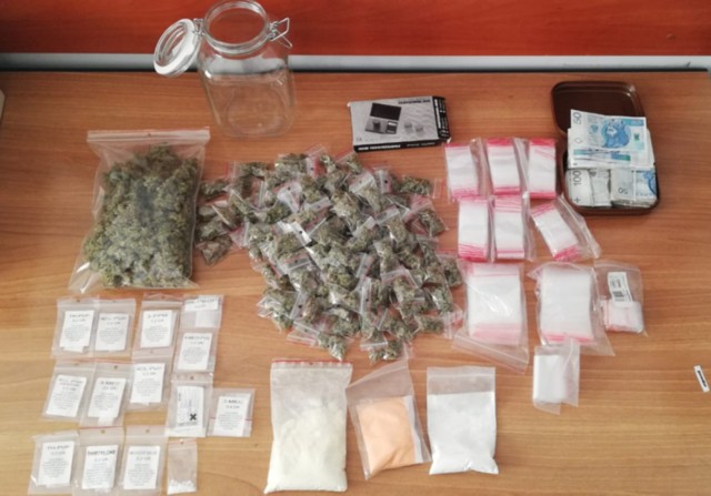 Policjanci z wydziału kryminalnego w Piasecznie ujęli 31-latka podejrzewanego o handel narkotykami. W mieszkaniu mężczyzny znaleziono blisko 3 tys. porcji handlowych różnego rodzaju nielegalnych substancji odurzających.