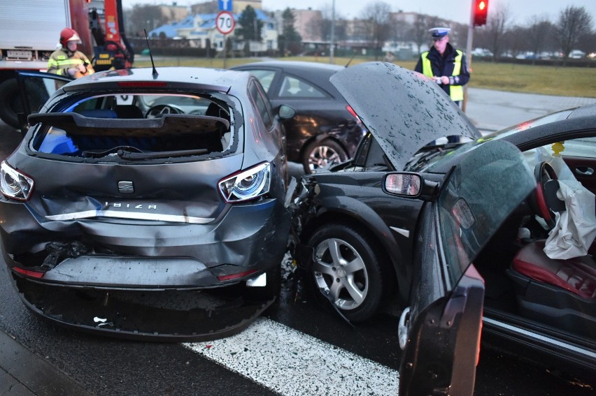 Leszno. Wypadek czterech aut na Konstytucji 3 Maja. Jedna osoba w szpitalu [ZDJĘCIA]