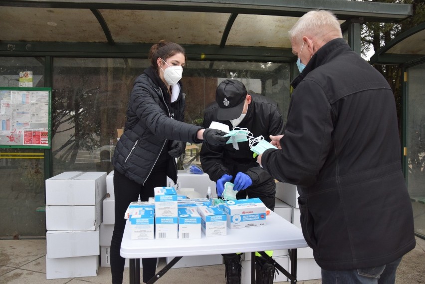 Pandemia trwa już 14. miesiąc. Czy widać już jest koniec?