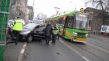 Wypadek na Grunwaldzkiej: Samochód wjechał pod tramwaj [ZDJĘCIA]