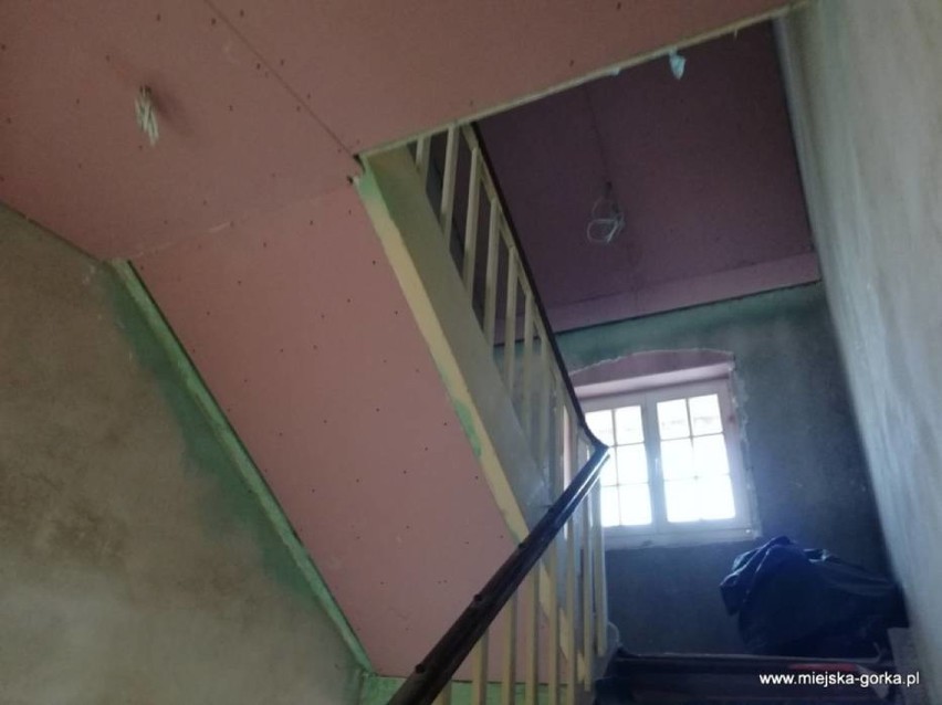 Postęp prac przy remoncie budynku szkolnego w Konarach