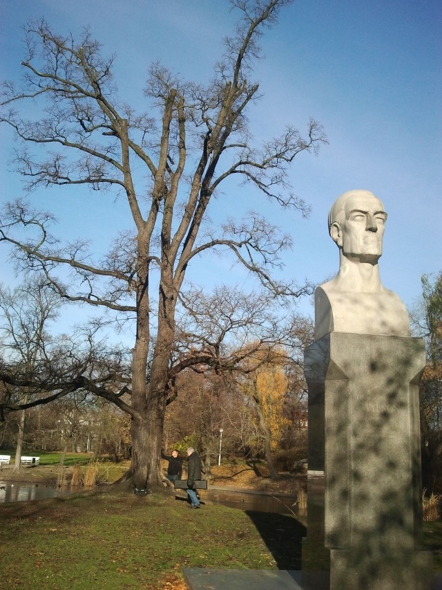 Popiersie Thomasa Woodrowa Wilsona od 1941 do 1974 leżało zakopane. Odnalazło się na terenie bazy Miejskiego Przedsiębiorstwa Remontowo-Budowlanego w Poznaniu. W 1994 roku po gruntownej renowacji popiersie wróciło na obelisk przy wejściu do parku od strony ulicy Głogowskiej.
