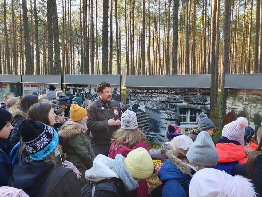 Uczniowie Szkoły Podstawowej w Pobłociu poznawali historię Lasu Piaśnickiego. Opowiadał o niej Marcin Drewa