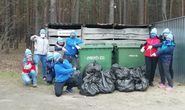 W sumie podczas akcji sprzątanie zebrano wiele kilogramów rozmaitych odpadów.