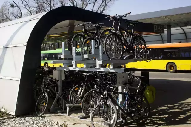 Nowy stojak pomieści 10 rowerów. Obok jest umieszczona instrukcja obsługi