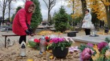 Przed Wszystkich Świętych w Piotrkowie 2021: Ruch na cmentarzach na razie niewielki. Trwa sprzątanie grobów, 23.10.2021 - ZDJĘCIA