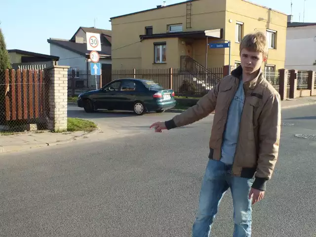 Karol Pelczar, nastoletni bohater z Bełchatowa, wskazuje miejsce, gdzie doszło do wypadku