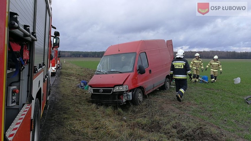 Sobotnie dachowanie busa w miejscowości  Komorowo